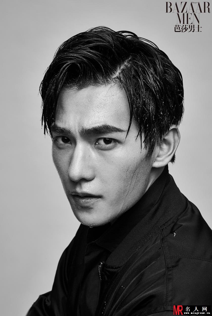 杨洋封面大片 目光坚毅演绎雨中熟男(1)
