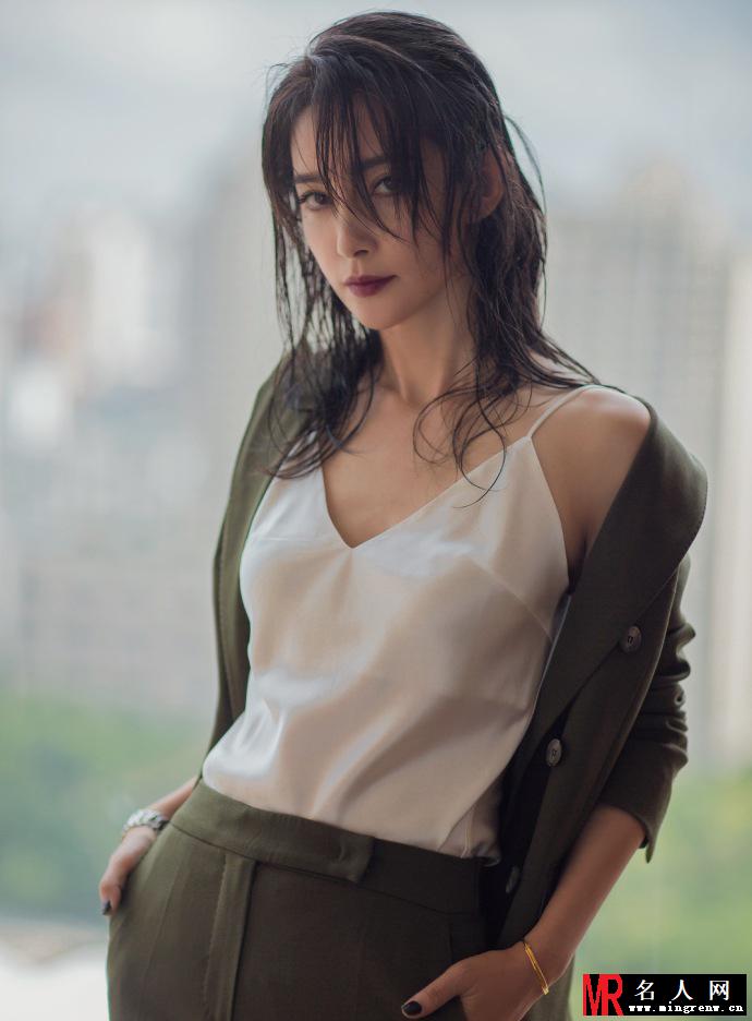李冰冰玩湿发诱惑 妆容精致大秀玲珑曲线(1)