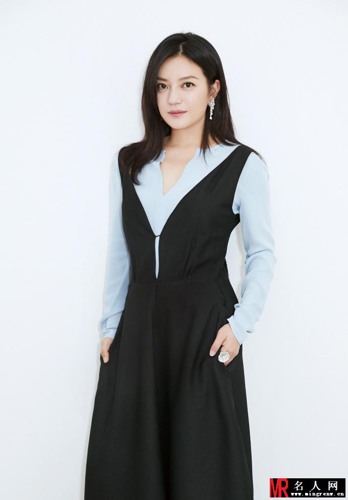 赵薇现身导演协会年度表彰红毯 一身素雅裙装优雅干练大气(1)