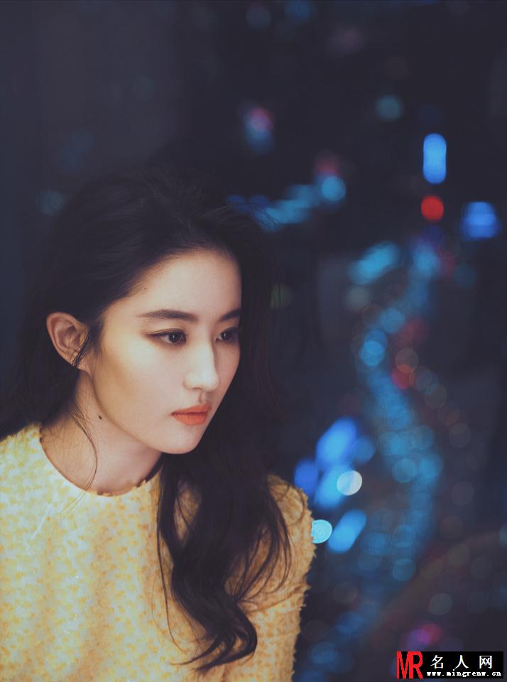 刘亦菲浑身散发迷人魅力 宛若冬日盛开的黄玫瑰(1)