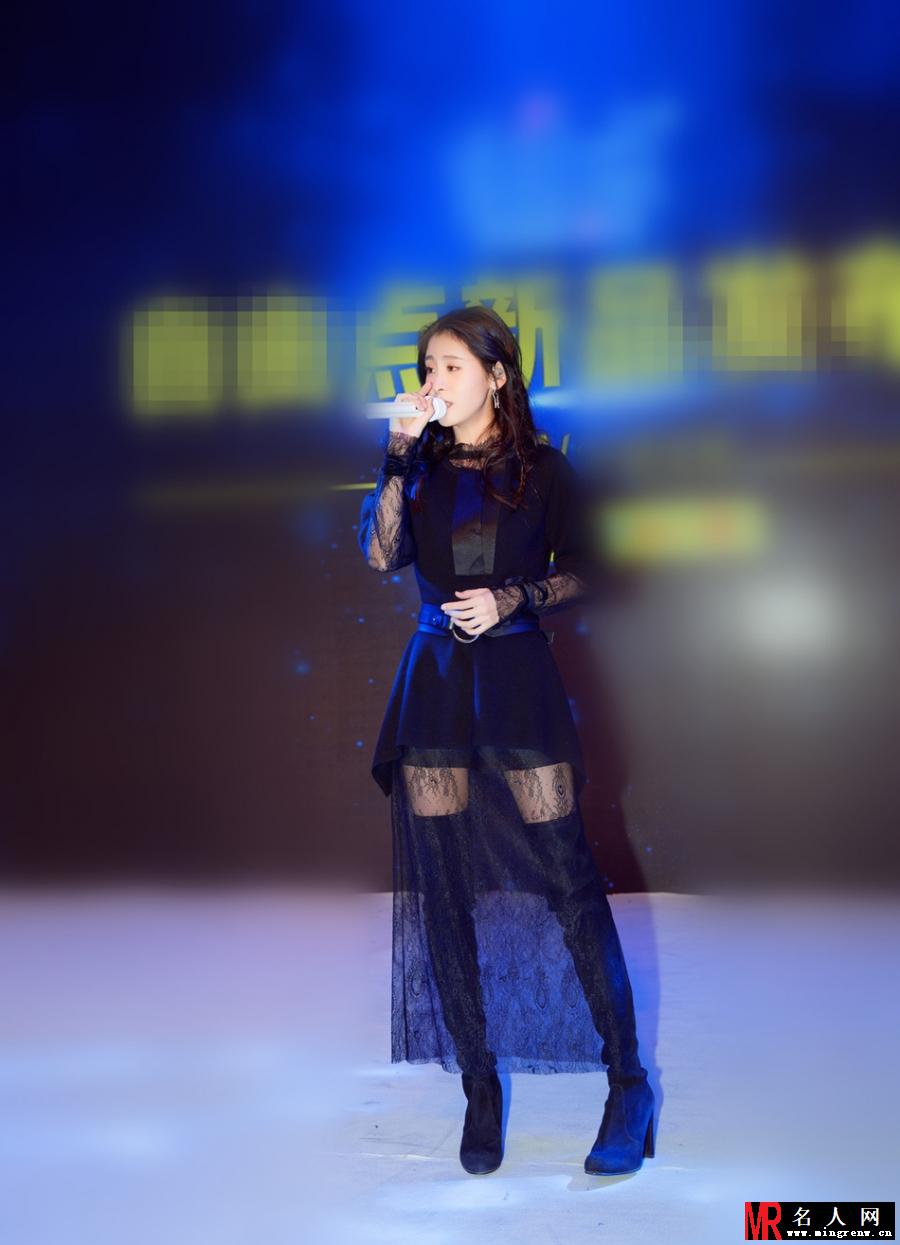 张碧晨身穿薄纱黑裙亮相活动 演绎蕾丝风情的潇洒之美(1)