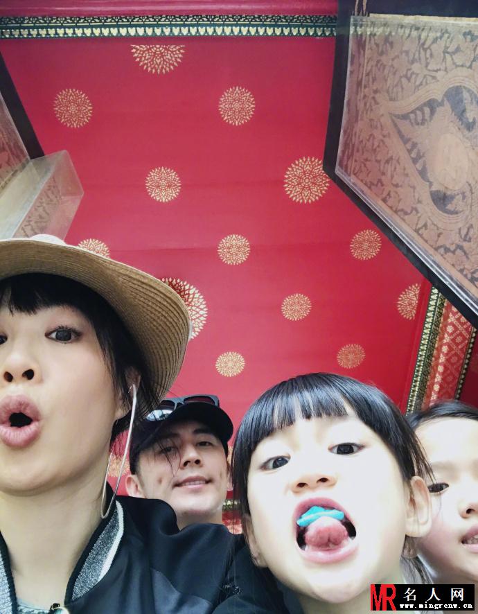 钟丽缇一家游泰国晒美照 张伦硕与女儿亲密互动(1)
