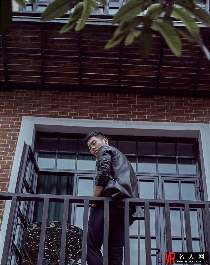 硬汉变暖男！朱亚文写真雅痞收割少女心(1)