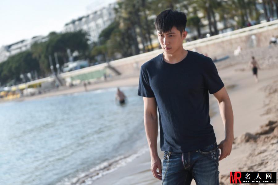 黄景瑜游荡戛纳海滩 上演忧郁潮男(1)