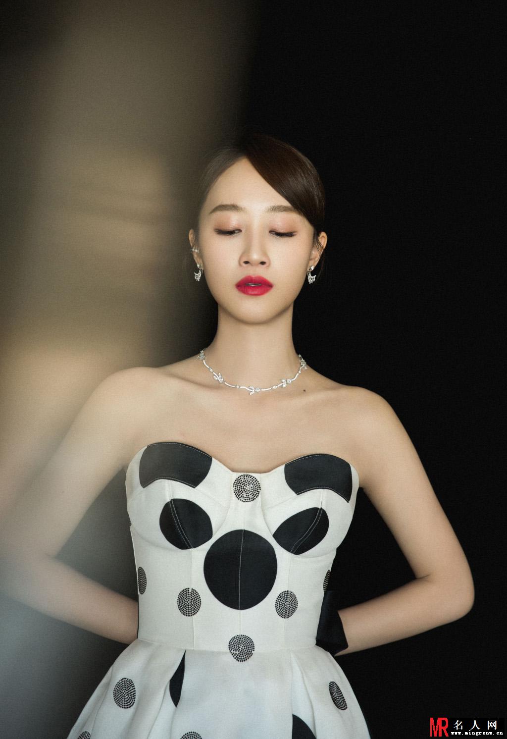蓝盈莹出席活动 获“年度新势力女艺人”(1)