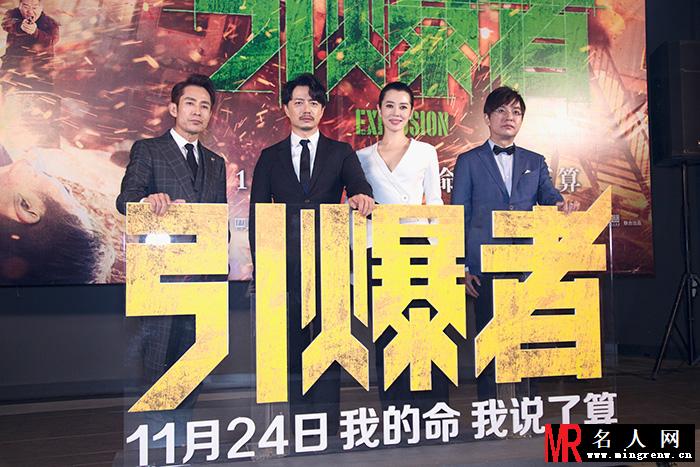 余男白色上衣搭配黑色阔腿裤 尽显成熟又温柔的“大女人”魅力(1)