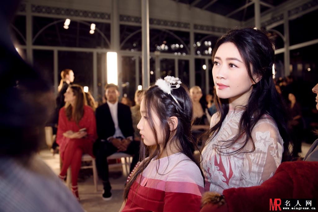 田海蓉现身2018春夏高定时装周 早春蕾丝刺绣礼服尽显东方底蕴(1)