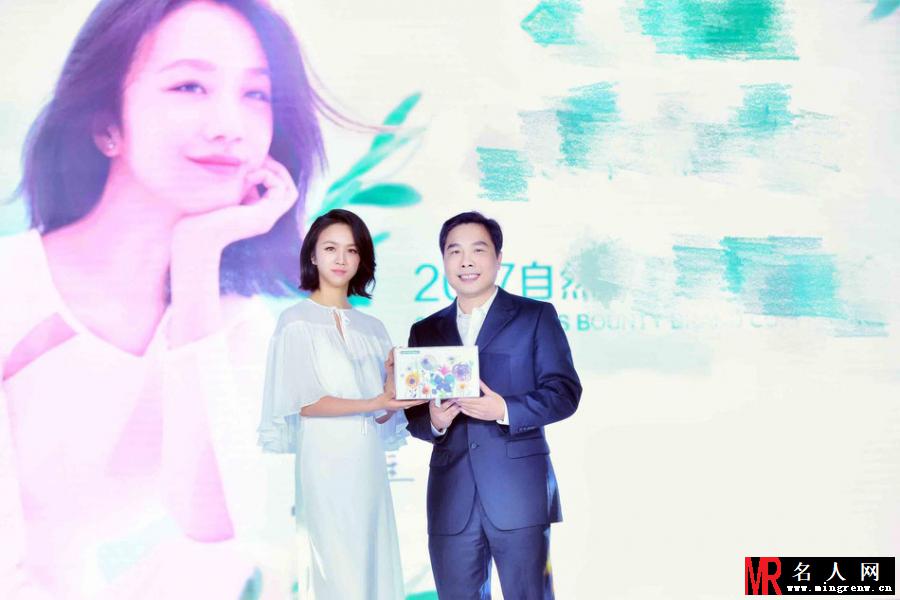 汤唯优雅亮相品牌活动 身材纤细凹凸有致(1)