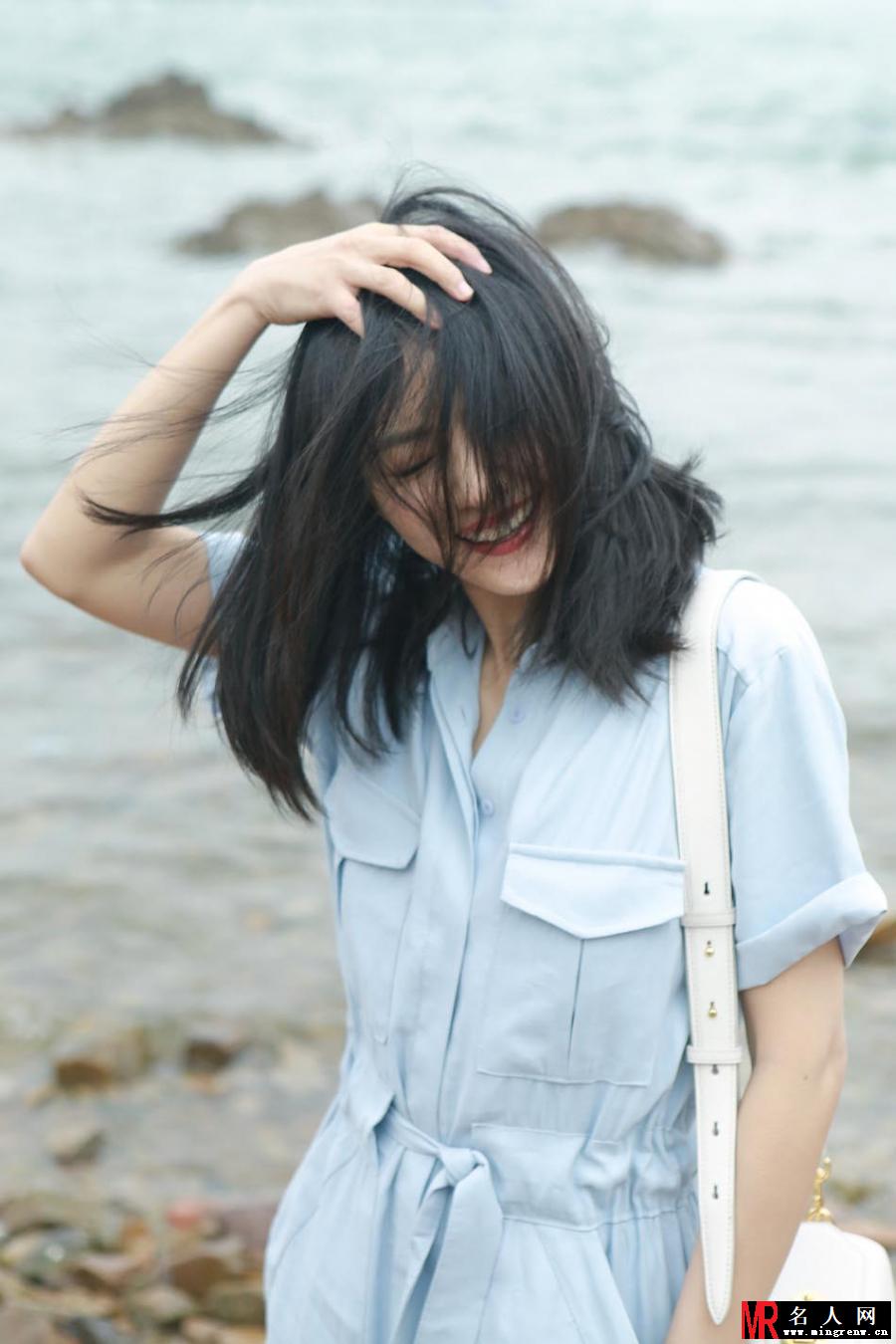 太美了！高圆圆海边随拍 尽显颜值甜笑迷人(1)