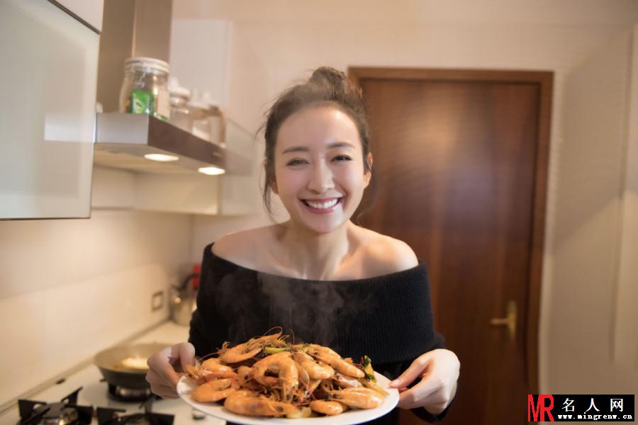王鸥生活照曝光 撒娇卖萌展厨艺(1)