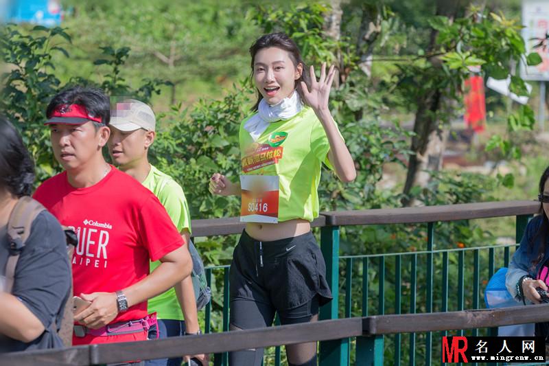 长腿女神爱跑步！李斯羽日月潭马拉松元气十足(1)