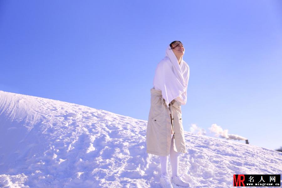 施诗冬日雪地写真 女神俏皮浴巾抢戏(1)