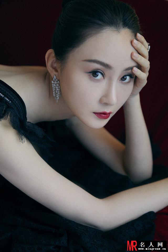 林鹏黑色吊带长裙出镜，仙女范十足(1)