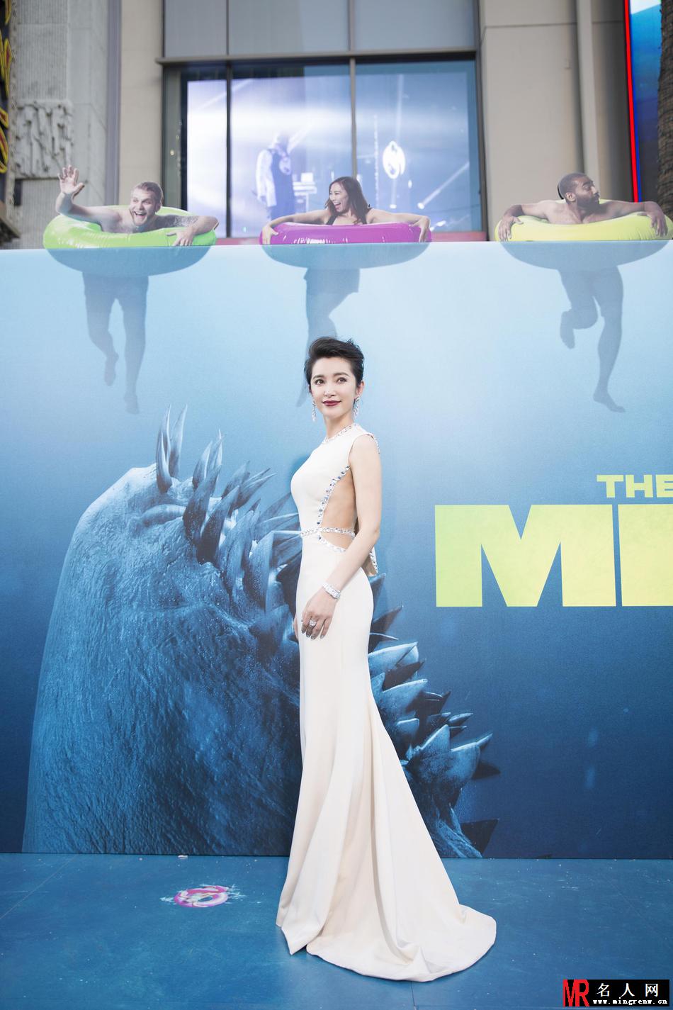 李冰冰亮相《巨齿鲨》首映 女神白裙小露侧腰(1)
