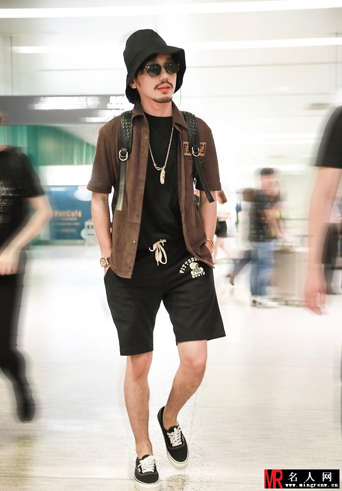 白宇蓄小胡须显痞帅 衬衫配渔夫帽演绎型男Look(1)