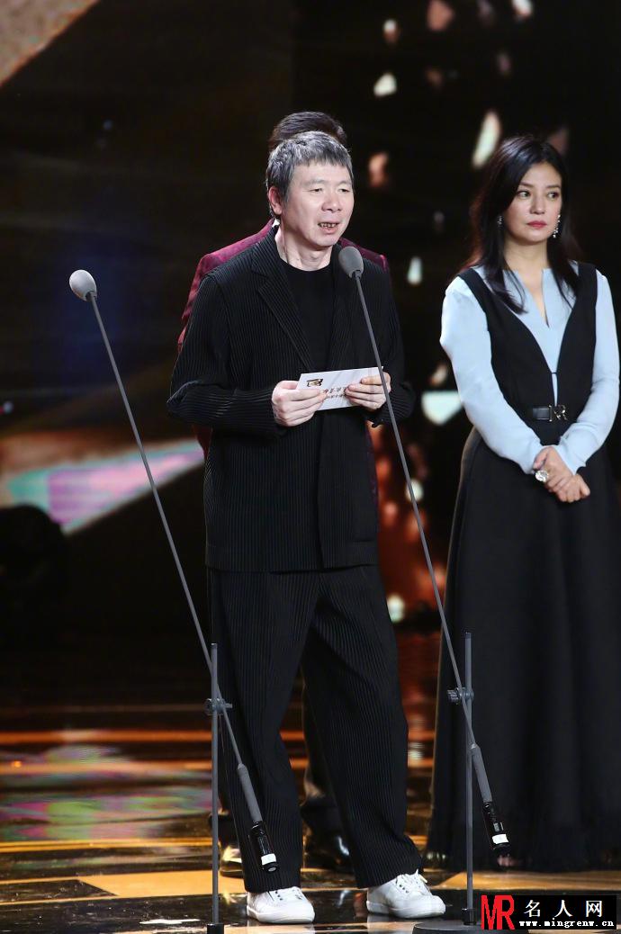 赵薇现身导演协会年度表彰红毯 一身素雅裙装优雅干练大气(1)