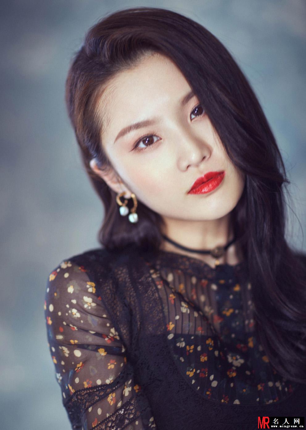 张慧雯亮相活动 一袭碎花长裙配烈焰红唇略显性感(1)