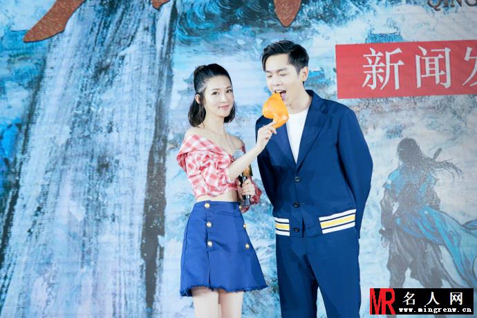 李沁现身《庆余年》发布会 露肩上衣搭牛仔短裙俏皮又性感(1)