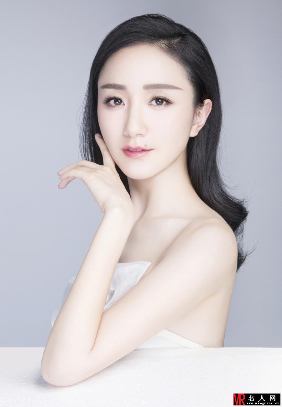 李倩纯白治愈眼神深情 仙女气质表露无疑(1)