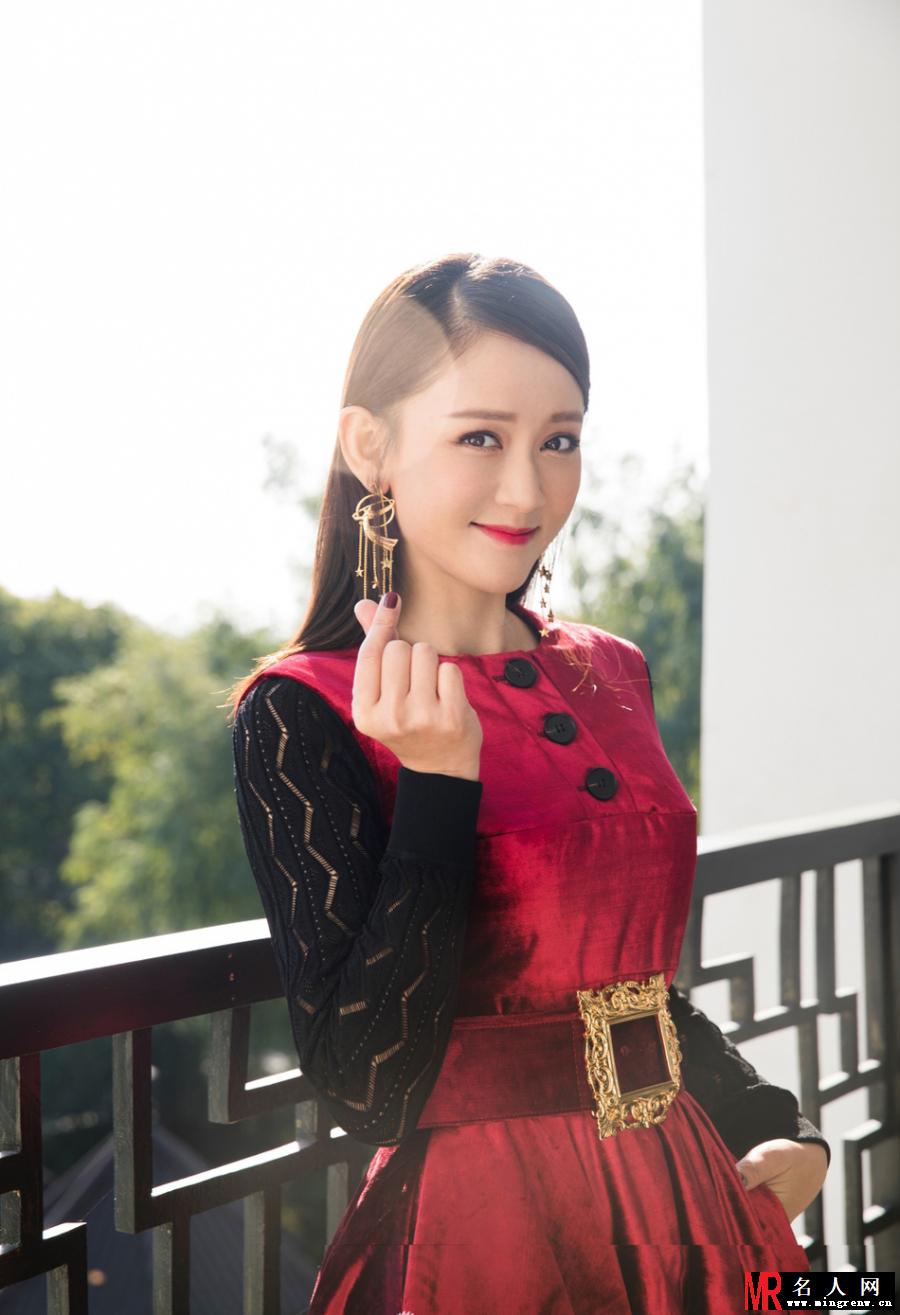 ”收视女王“陈乔恩身穿酒红色长裙配粉色短靴 个性十足(1)
