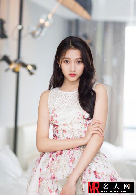 关晓彤碎花长裙显窈窕身材 优雅知性气质淑女(1)