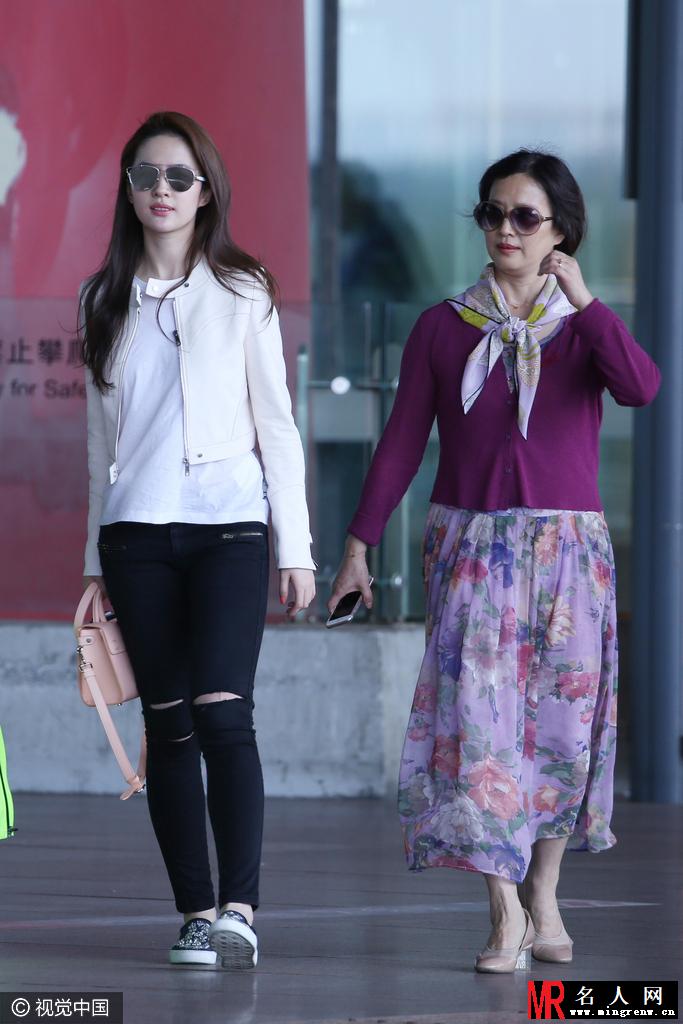 刘亦菲回京现身机场 笑容干练未见疲惫(1)