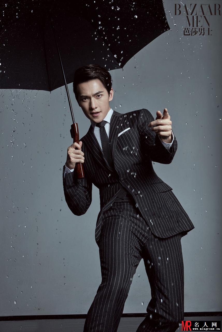 杨洋封面大片 目光坚毅演绎雨中熟男(1)