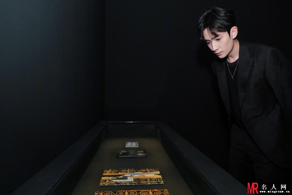 朱一龙现身菲利普·帕雷诺艺术展(1)