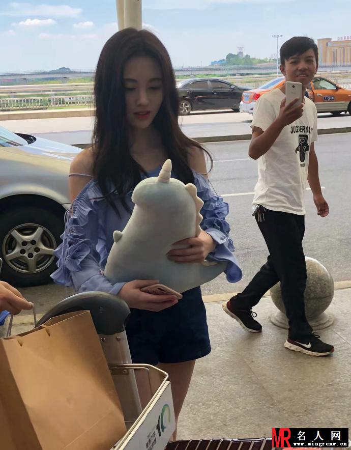鞠婧祎机场生图颜值能打 皮美腿纤细气质绝佳(1)