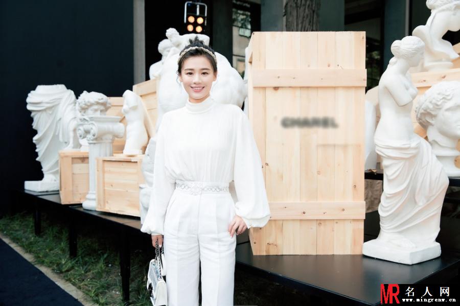 马思纯出席品牌活动 化身“纯白小仙女”(1)