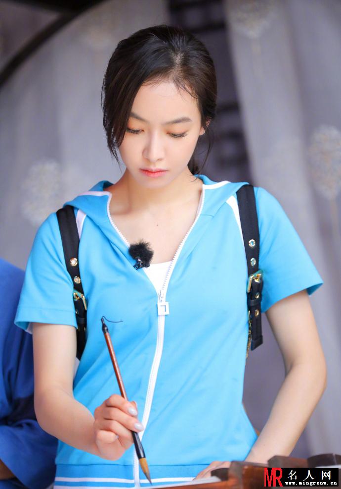 宋茜手提公鸡大口吃美食 很女汉子又接地气！(1)