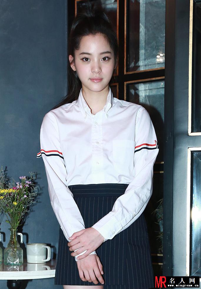 欧阳娜娜现身台北媒体餐会 学院风短裙秀二次元长腿(1)