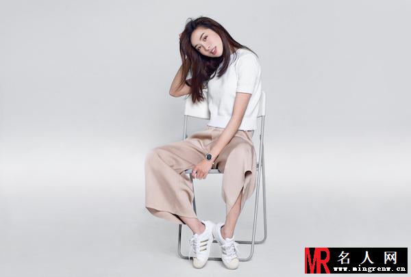童苡萱生日曝时尚写真 笑容甜美少女感十足(1)