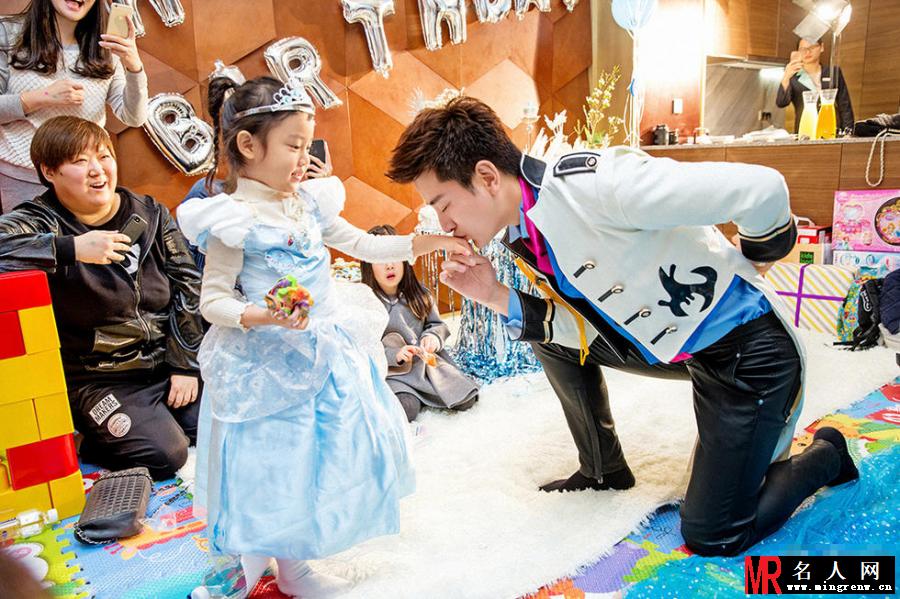 sweet！李小璐一家化身冰雪奇缘为甜馨庆生(1)