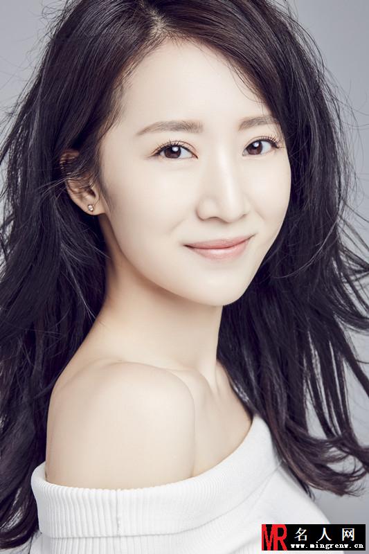 夏日氧气美少女！李念衬衫蓝裙搭配少女感爆棚(1)
