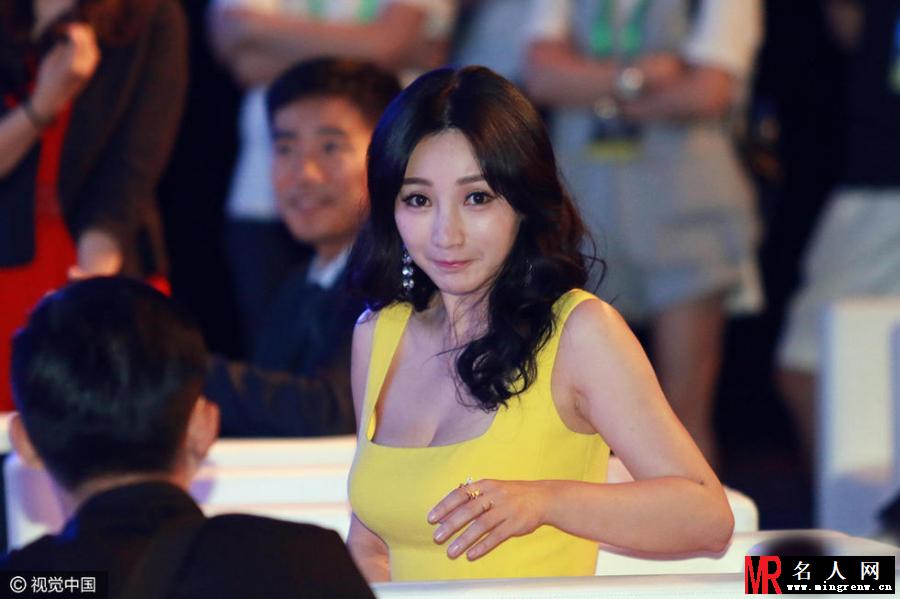 柳岩低胸装性感亮相 被封人间胸器(1)