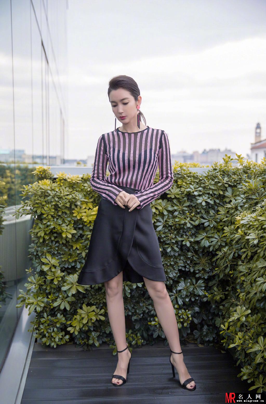 李冰冰亮相阿玛尼秋冬大秀 身着品牌系列服饰简洁优雅尽显女人味(1)
