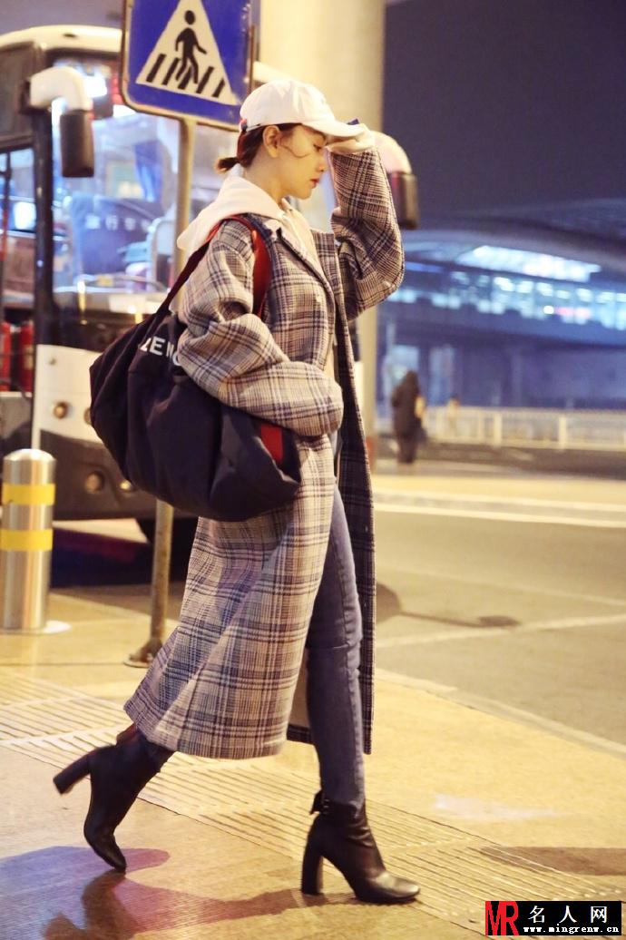 杨蓉现身北京机场 演绎潮范儿又保暖的机场look(1)