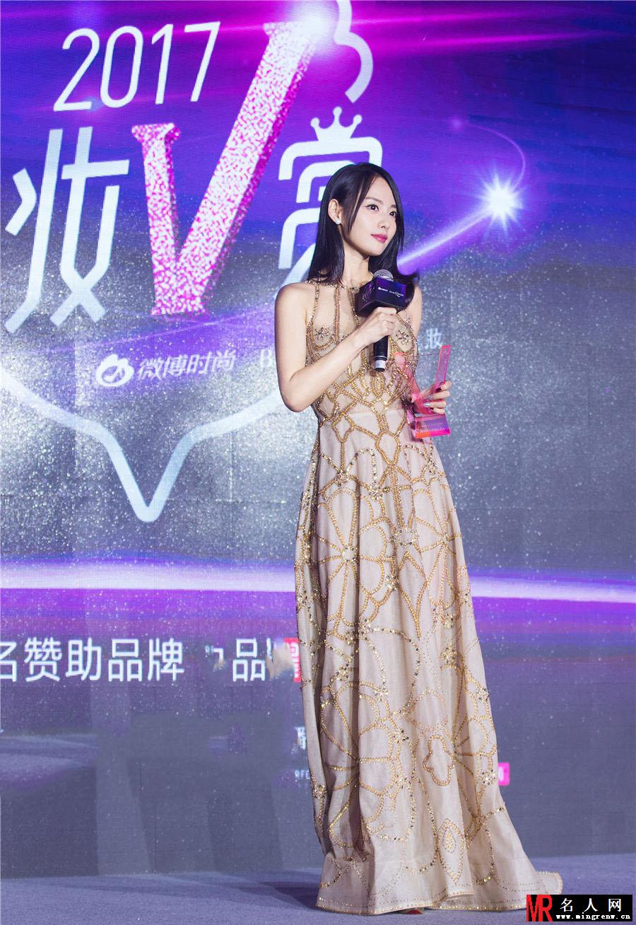 张嘉倪亮相时尚活动 荣获“最具时尚风格女艺人”奖(1)