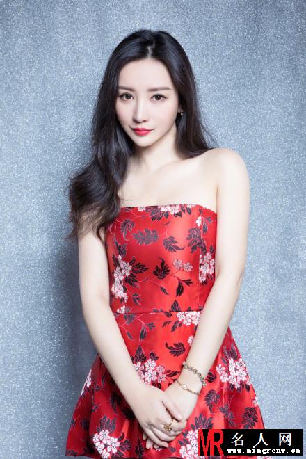 柳岩中国风抹胸短裙写真曝光  香肩美腿性感迷人(1)