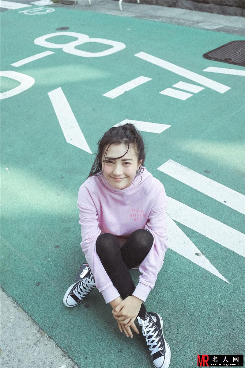 包文婧带女儿饺子拍写真 萌妈囧娃朝可爱(1)