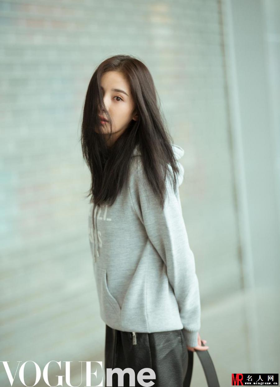 杨幂出发纽约时装周 穿连帽卫衣大秀细白美腿(1)