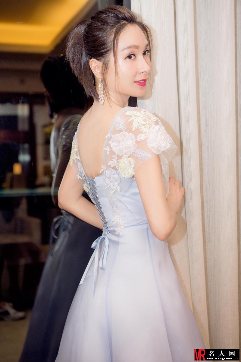 杨恭如出席盛典活动 精致礼裙少女感十足(1)