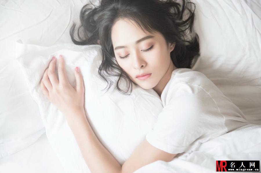 程琤杂志大片 慵懒享受清晨阳光(1)