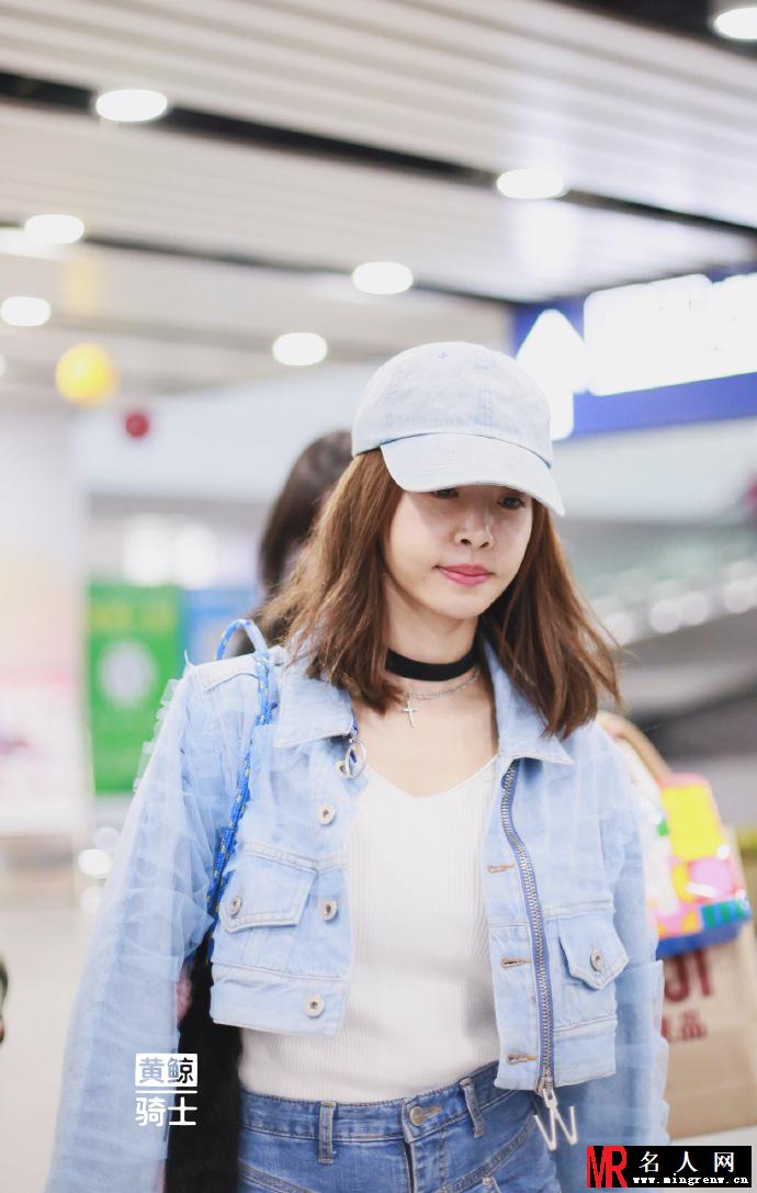 蔡依林现身机场 打扮娇俏如18少女(1)