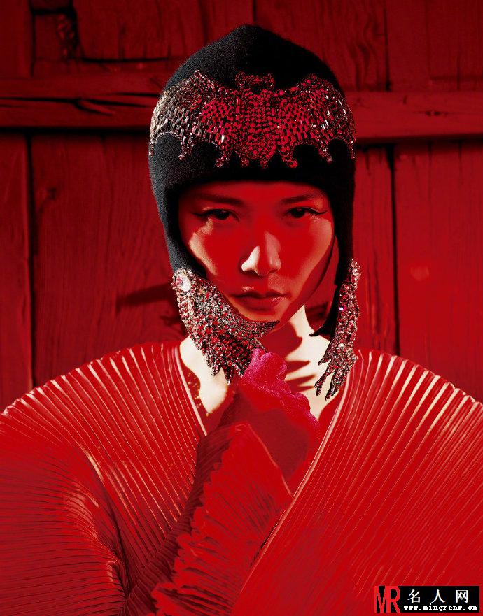 李宇春魅惑时尚大片写真 白肤红唇演绎“开年红”(1)