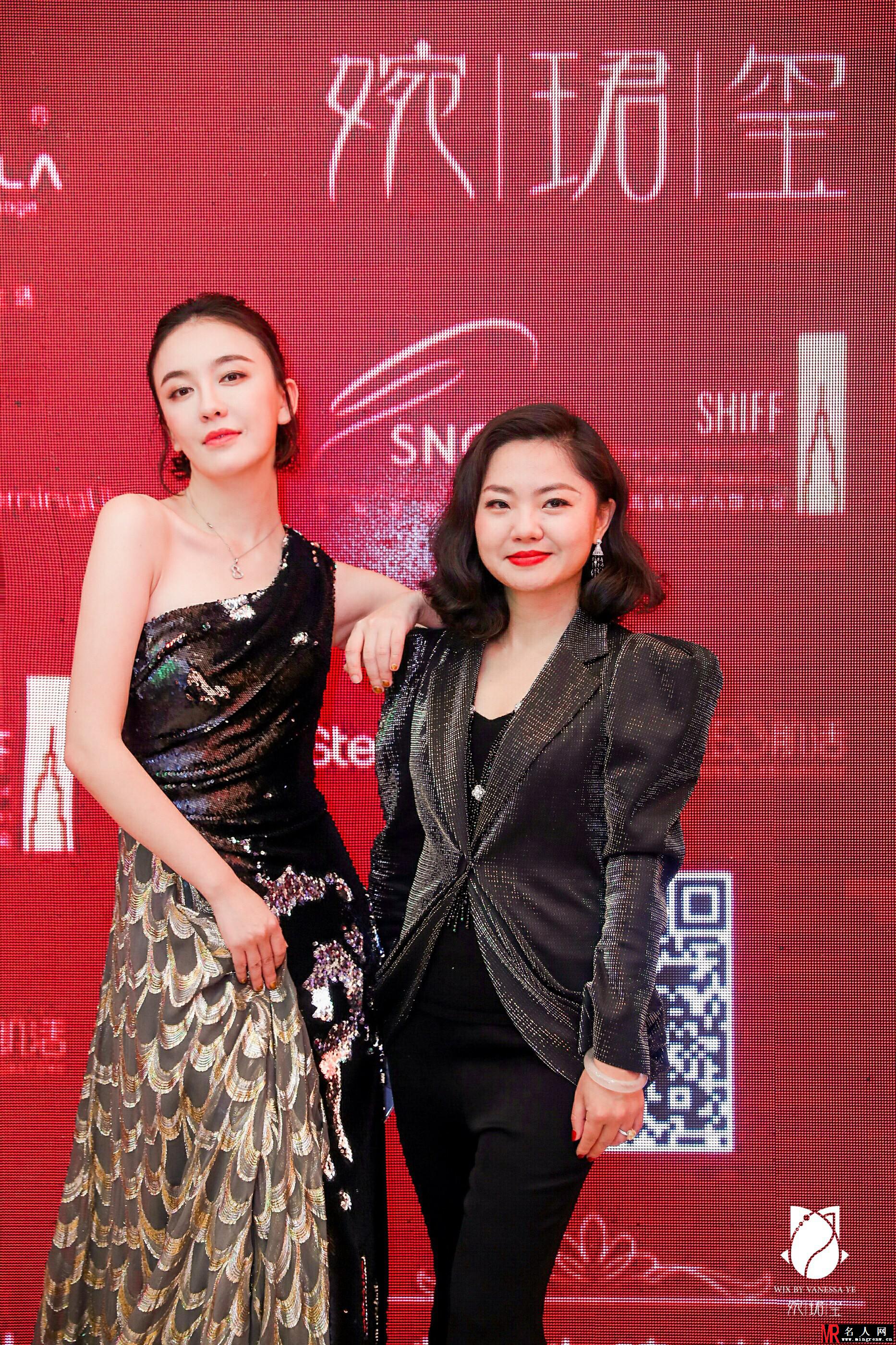 吕佳容“孔雀裙”惊艳亮相时尚盛典 单肩亮片活力看秀(1)