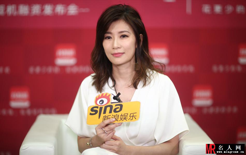 贾静雯深V白色长裙  大方露笑女神范十足(1)