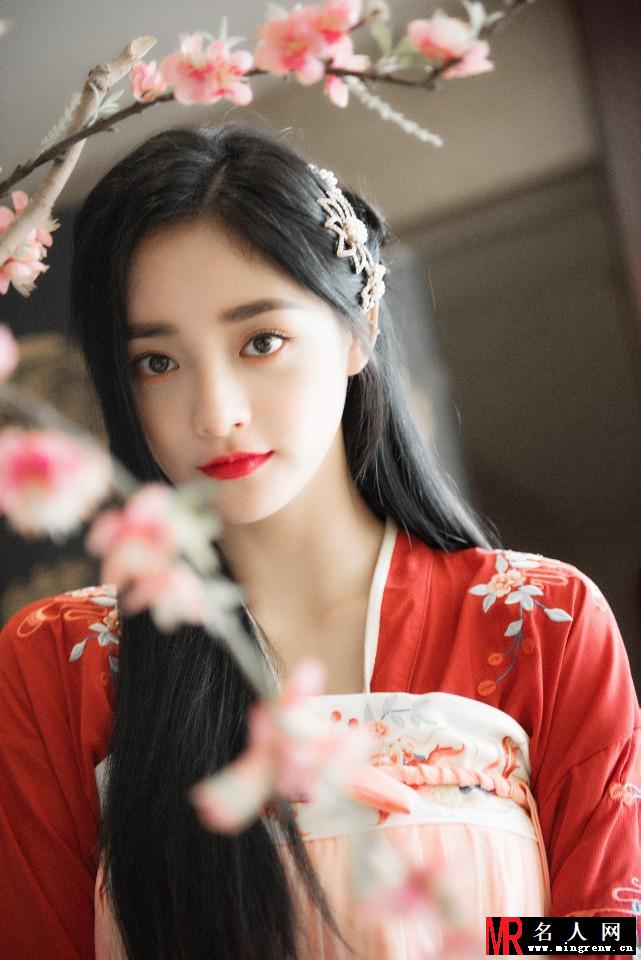 周洁琼古装扮温婉动人 娇美回眸俏兮盼兮(1)