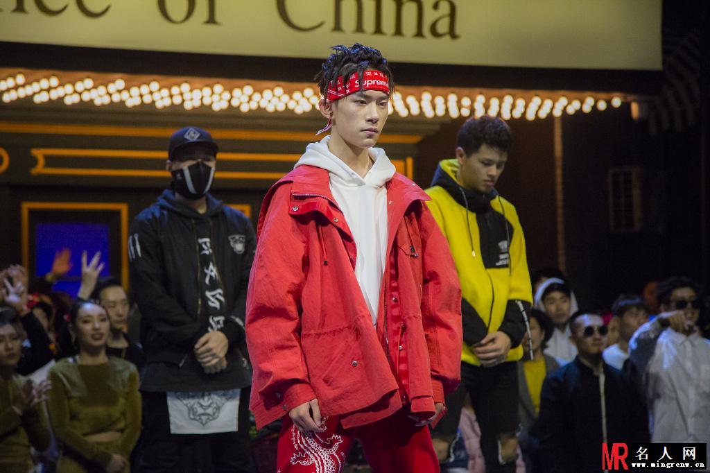 易烊千玺路透照曝光 束辫少年气场全开(1)
